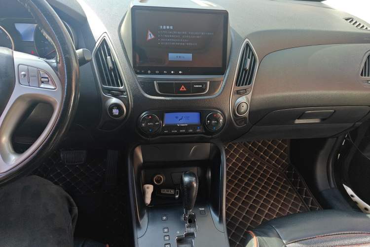 Used Hyundai ix35 2010 2.0L Automatic Two-Wheel Drive Elite Edition GLS Audio And AC Panel