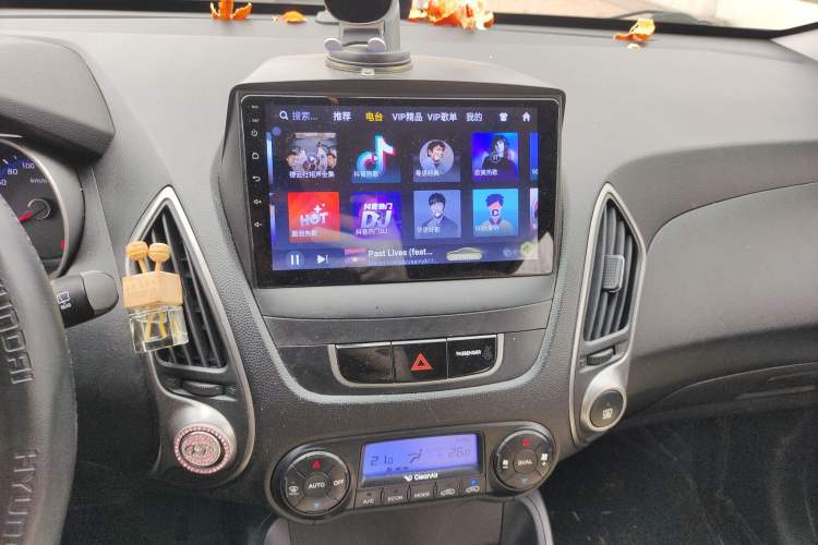 Used Hyundai ix35 2010 2.0L Automatic Two-Wheel Drive Elite Edition GLS Audio And AC Panel