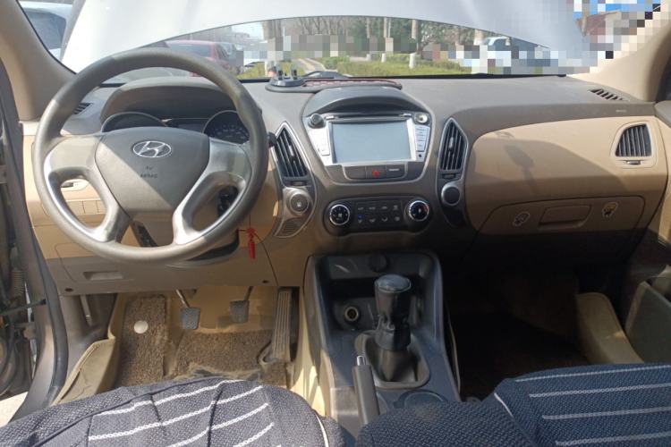 Used Hyundai ix35 2010 2.0L Manual Two-Wheel Drive New Edition GL Center Console