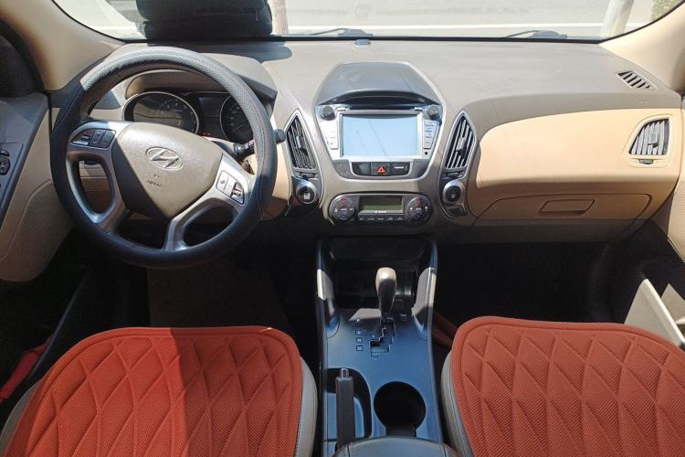 Used Hyundai ix35 2010 2.0L Automatic Two-Wheel Drive Elite Edition GLS Center Console