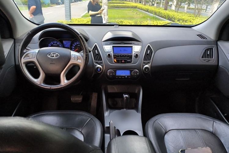 Used Hyundai ix35 2010 2.0L Automatic Two-Wheel Drive Elite Edition GLS Center Console