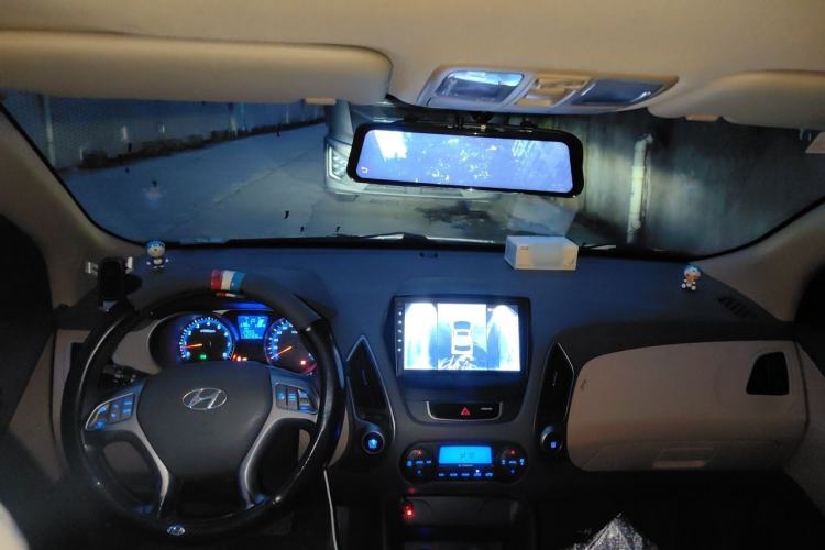 Used Hyundai ix35 2010 2.0L Automatic Two-Wheel Drive Elite Edition GLS Center Console