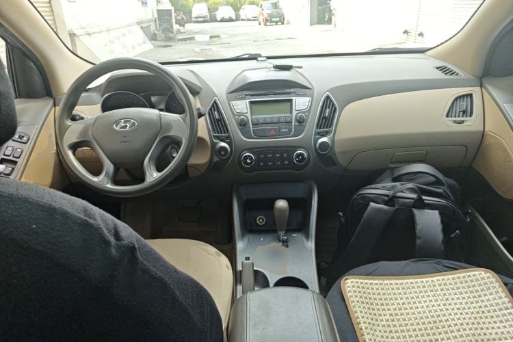 Used Hyundai ix35 2010 2.0L Automatic Two-Wheel Drive New Edition GL Center Console