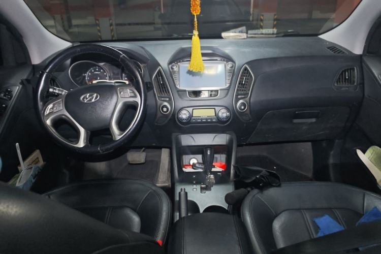Used Hyundai ix35 2010 2.0L Automatic Two-Wheel Drive Elite Edition GLS Center Console