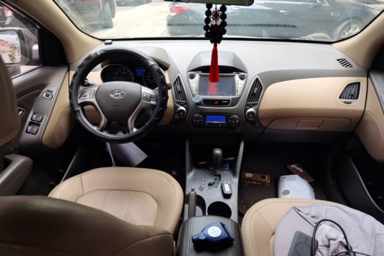 Used Hyundai ix35 2010 2.0L Automatic Two-Wheel Drive Elite Edition GLS Center Console