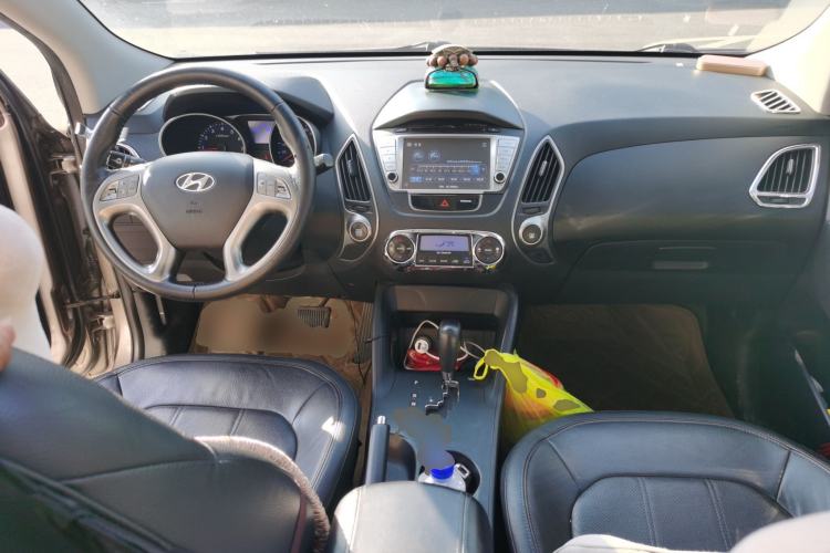 Used Hyundai ix35 2010 2.0L Automatic Two-Wheel Drive Elite Edition GLS Center Console