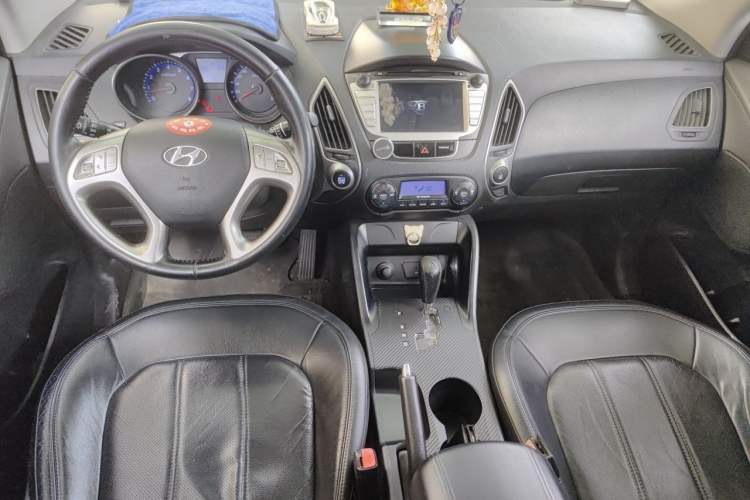 Used Hyundai ix35 2010 2.0L Automatic 4x4 Premium GLS Trim Center Console