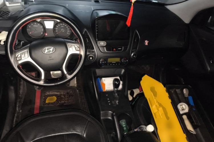 Used Hyundai ix35 2010 2.0L Automatic 4x4 Premium GLS Trim Center Console