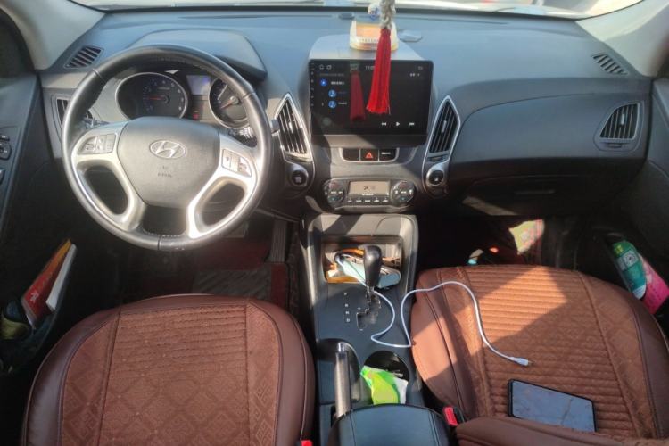 Used Hyundai ix35 2010 2.0L Automatic Two-Wheel Drive Elite Edition GLS Center Console