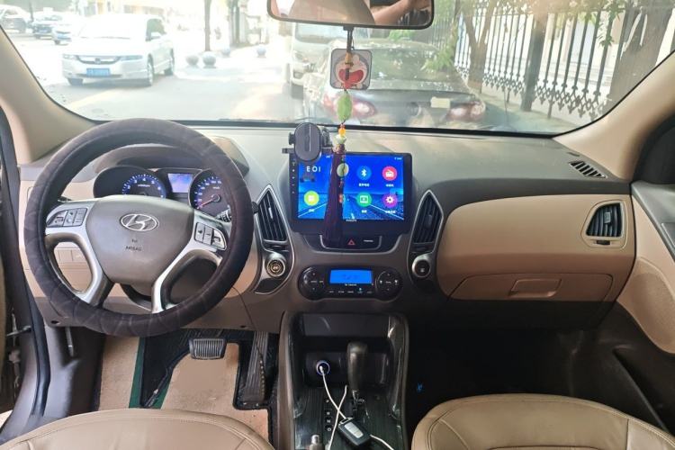 Used Hyundai ix35 2010 2.0L Automatic Two-Wheel Drive Elite Edition GLS Center Console