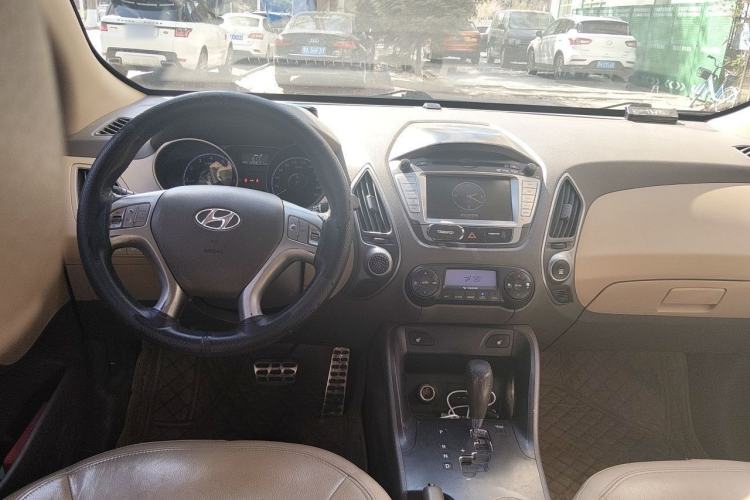 Used Hyundai ix35 2010 2.4L Automatic 4x4 GLS Navigation Edition Center Console