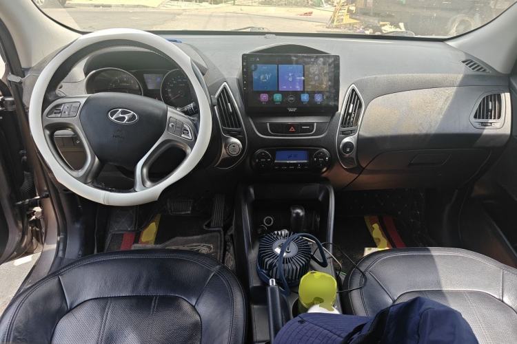 Used Hyundai ix35 2010 2.0L Automatic Two-Wheel Drive Elite Edition GLS Center Console