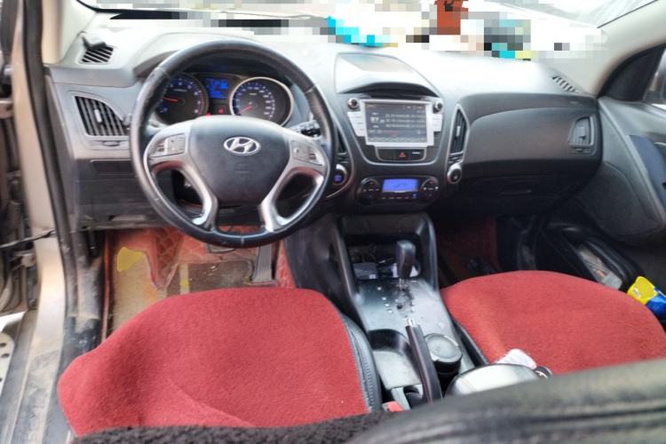 Used Hyundai ix35 2010 2.0L Automatic Two-Wheel Drive Elite Edition GLS Center Console