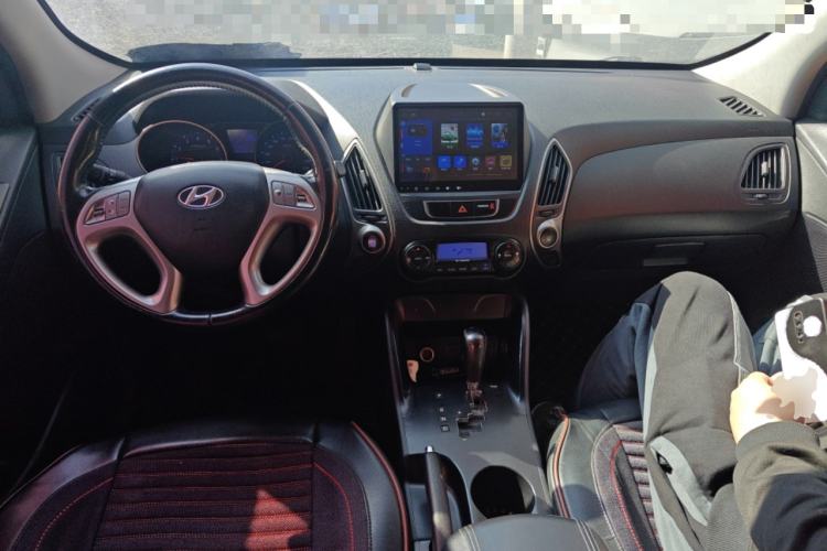 Used Hyundai ix35 2010 2.0L Automatic Two-Wheel Drive Elite Edition GLS Center Console