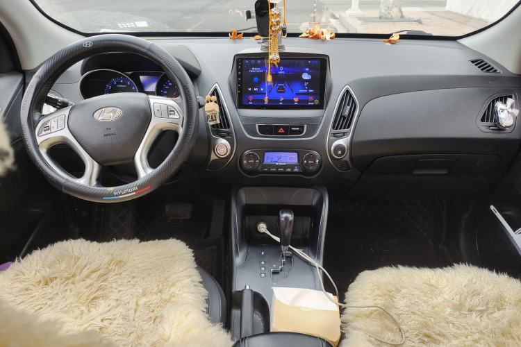 Used Hyundai ix35 2010 2.0L Automatic Two-Wheel Drive Elite Edition GLS Center Console