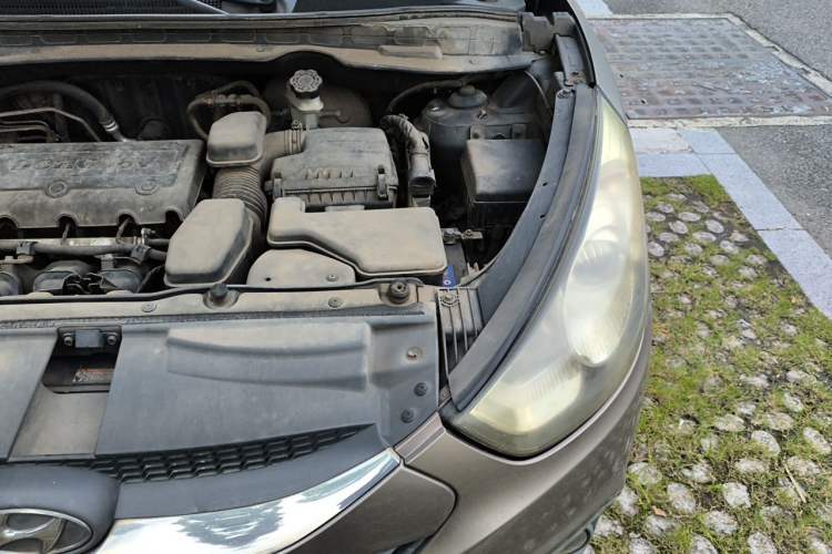 Used Hyundai ix35 2010 2.0L Automatic Two-Wheel Drive Elite Edition GLS Engine Bay Left