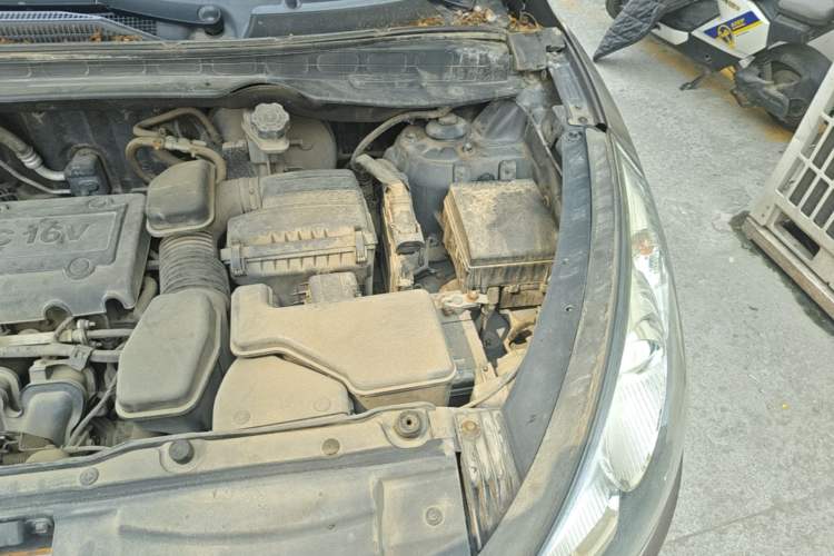 Used Hyundai ix35 2010 2.0L Automatic Two-Wheel Drive New Edition GL Engine Bay Left