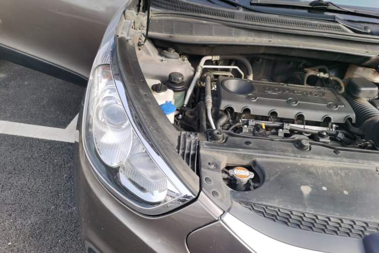 Used Hyundai ix35 2010 2.0L Automatic Two-Wheel Drive Elite Edition GLS Engine Bay Right
