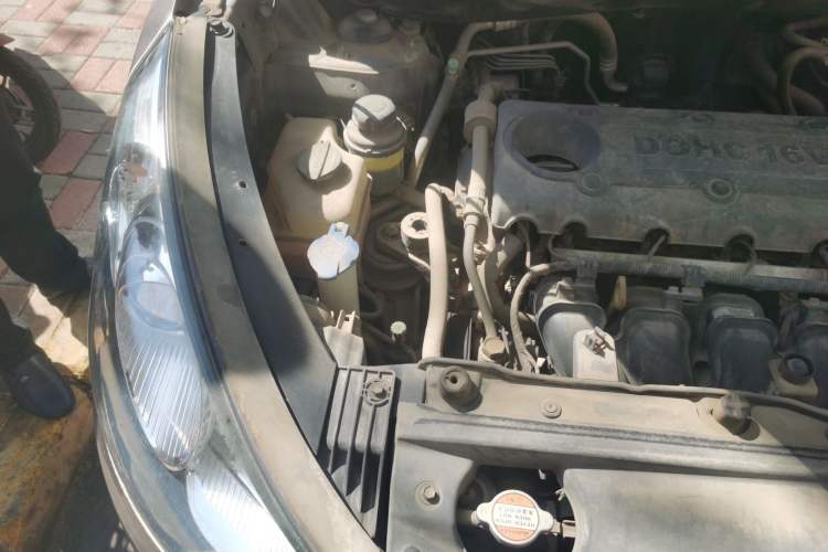 Used Hyundai ix35 2010 2.0L Automatic Two-Wheel Drive New Edition GL Engine Bay Right