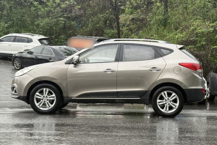 Used Hyundai ix35 2010 2.0L Automatic Two-Wheel Drive Elite Edition GLS Exterior 2