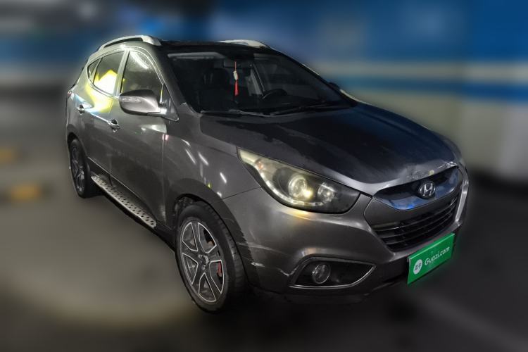 Used Hyundai ix35 2010 2.0L Automatic 4x4 Premium GLS Trim Front Right 45 Deg
