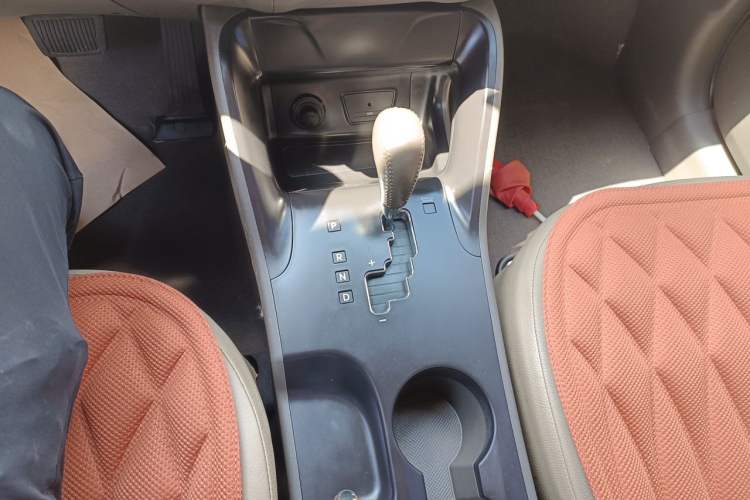Used Hyundai ix35 2010 2.0L Automatic Two-Wheel Drive Elite Edition GLS Gear Lever