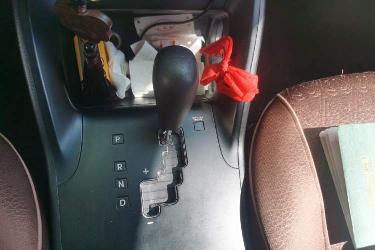 Used Hyundai ix35 2010 2.0L Automatic Two-Wheel Drive New Edition GL Gear Lever