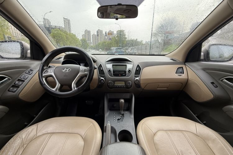 Used Hyundai ix35 2010 2.0L Automatic Two-Wheel Drive Elite Edition GLS Interior 2