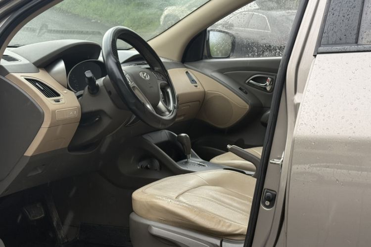 Used Hyundai ix35 2010 2.0L Automatic Two-Wheel Drive Elite Edition GLS Interior 3
