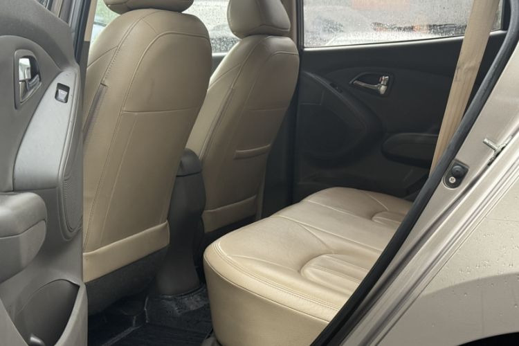 Used Hyundai ix35 2010 2.0L Automatic Two-Wheel Drive Elite Edition GLS Interior 4