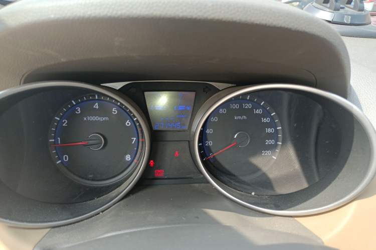 Used Hyundai ix35 2010 2.0L Manual Two-Wheel Drive New Edition GL Odometer Close Up