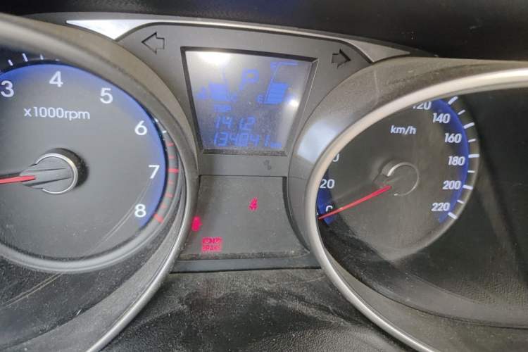 Used Hyundai ix35 2010 2.0L Automatic 4x4 Premium GLS Trim Odometer Close Up