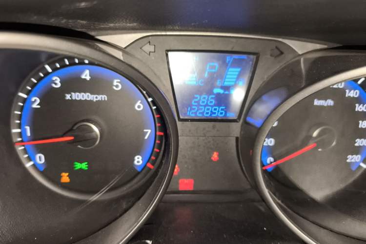 Used Hyundai ix35 2010 2.0L Automatic 4x4 Premium GLS Trim Odometer Close Up