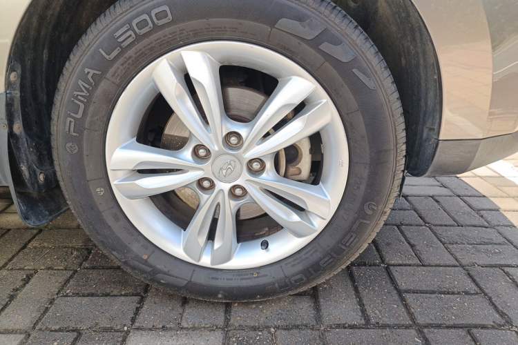 Used Hyundai ix35 2010 2.0L Automatic Two-Wheel Drive Elite Edition GLS Right Front Wheel Hub