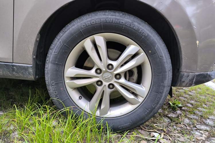 Used Hyundai ix35 2010 2.0L Automatic Two-Wheel Drive Elite Edition GLS Right Front Wheel Hub