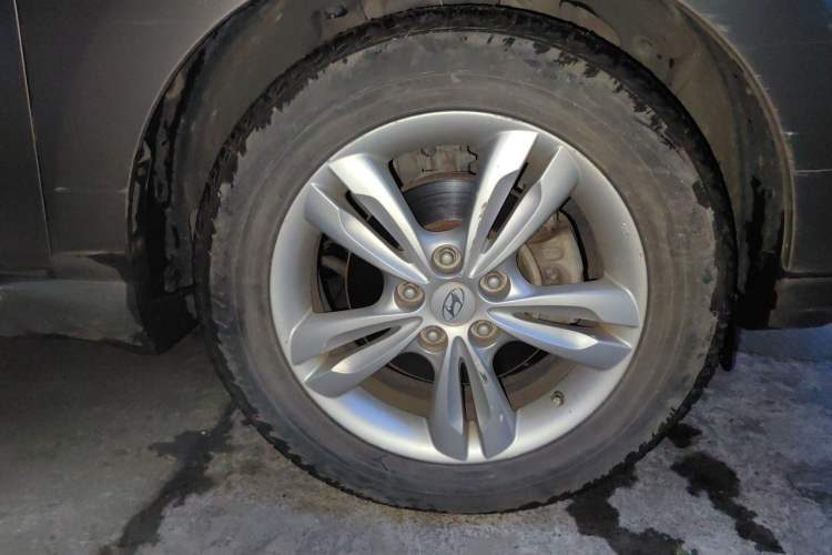 Used Hyundai ix35 2010 2.0L Automatic Two-Wheel Drive Elite Edition GLS Right Front Wheel Hub