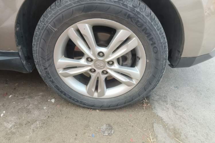 Used Hyundai ix35 2010 2.0L Automatic 4x4 Premium GLS Trim Right Front Wheel Hub