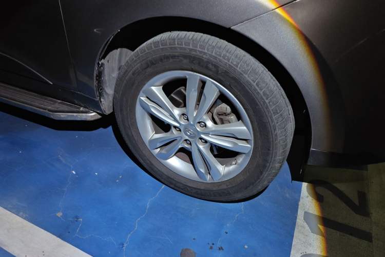 Used Hyundai ix35 2010 2.0L Automatic Two-Wheel Drive Elite Edition GLS Right Front Wheel Hub