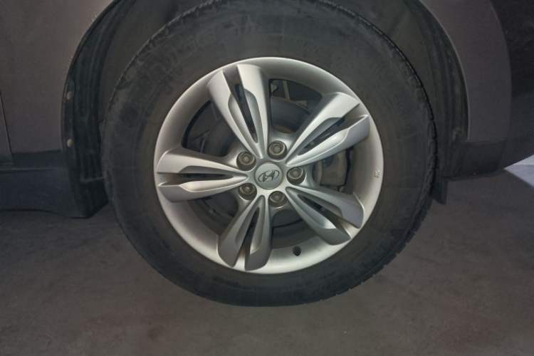 Used Hyundai ix35 2010 2.0L Automatic Two-Wheel Drive Elite Edition GLS Right Front Wheel Hub