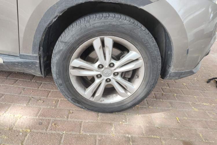 Used Hyundai ix35 2010 2.0L Automatic 4x4 Premium GLS Trim Right Front Wheel Hub