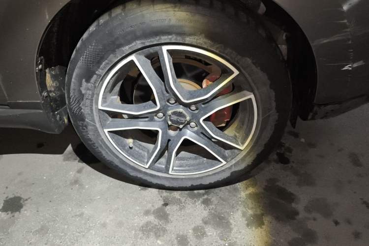 Used Hyundai ix35 2010 2.0L Automatic 4x4 Premium GLS Trim Right Front Wheel Hub