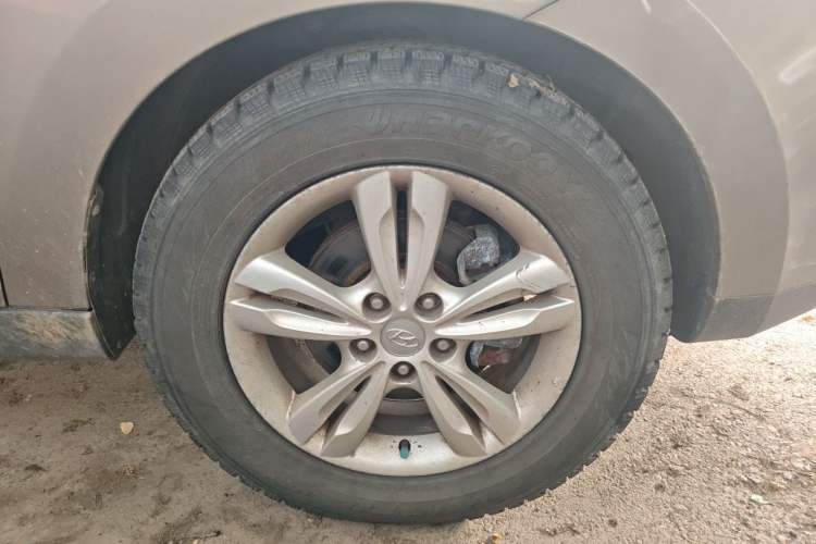 Used Hyundai ix35 2010 2.0L Automatic Two-Wheel Drive Elite Edition GLS Right Front Wheel Hub