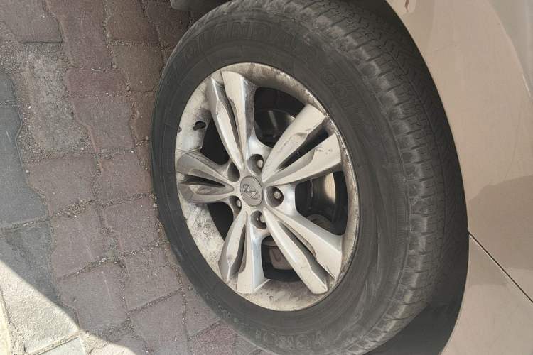 Used Hyundai ix35 2010 2.4L Automatic 4x4 GLS Navigation Edition Right Front Wheel Hub