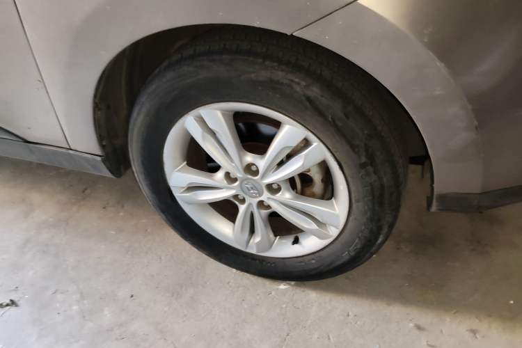 Used Hyundai ix35 2010 2.0L Automatic Two-Wheel Drive Elite Edition GLS Right Front Wheel Hub