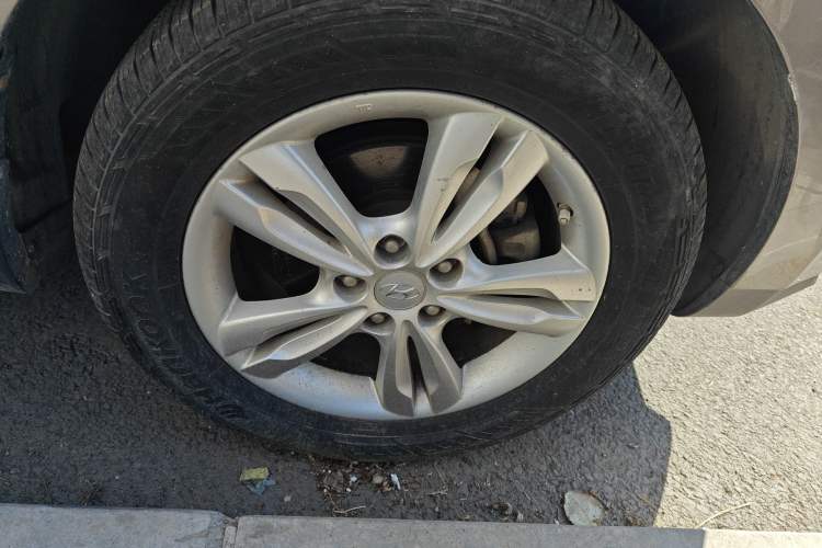 Used Hyundai ix35 2010 2.0L Automatic Two-Wheel Drive Elite Edition GLS Right Front Wheel Hub