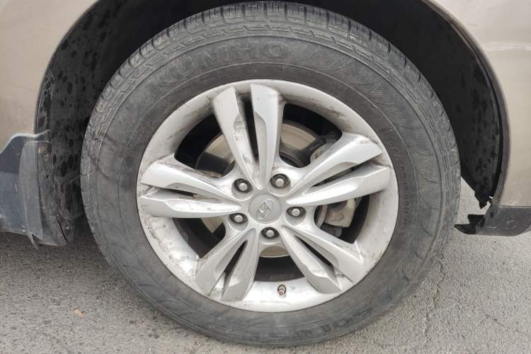 Used Hyundai ix35 2010 2.0L Automatic Two-Wheel Drive Elite Edition GLS Right Front Wheel Hub