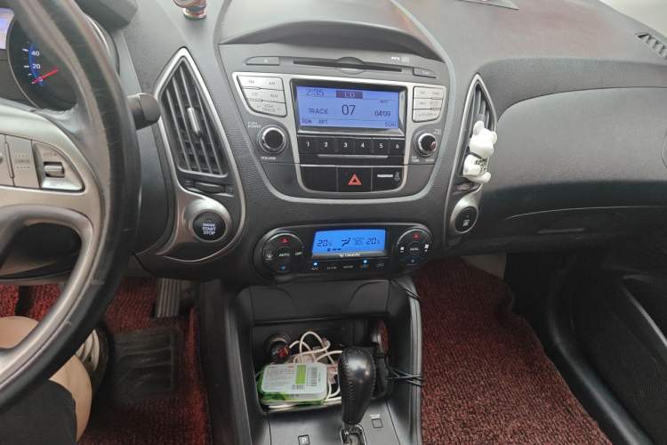 Used Hyundai ix35 2010 2.0L Automatic Two-Wheel Drive Elite Edition GLS Audio And AC Panel