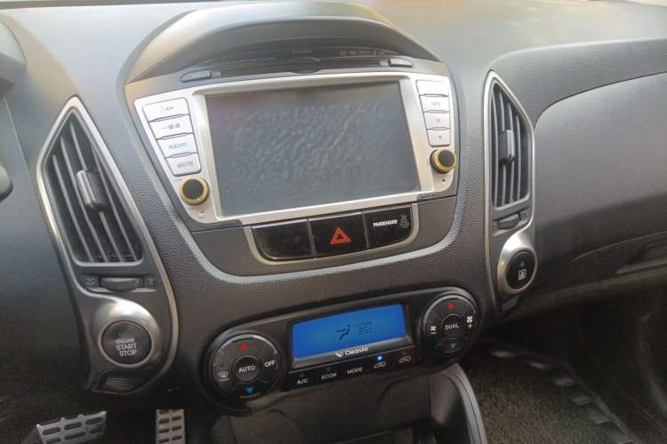 Used Hyundai ix35 2010 2.4L Automatic 2WD Prestige GLS Trim Audio And AC Panel