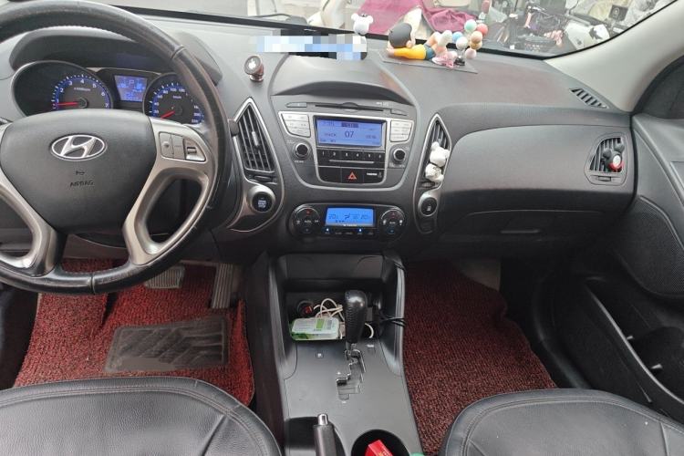 Used Hyundai ix35 2010 2.0L Automatic Two-Wheel Drive Elite Edition GLS Center Console