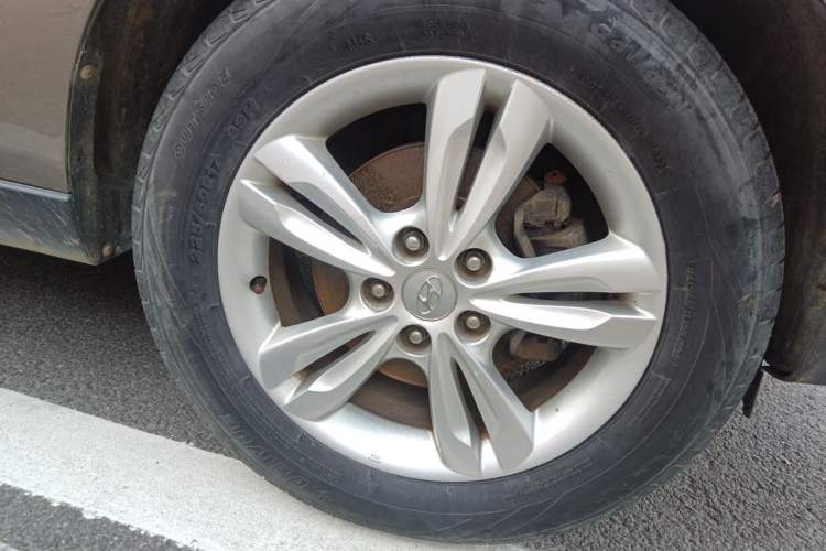 Used Hyundai ix35 2010 2.4L Automatic 2WD Prestige GLS Trim Right Front Wheel Hub